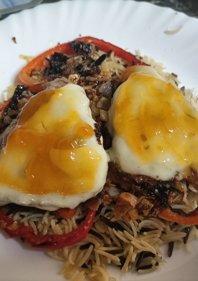 Una foto de Hamburguesa con queso y mermelada sobre arroz y verduritas