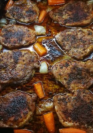 Csőben sült karajszeletek 🥩vele sült zöldségekkel 🥕 recept fotója