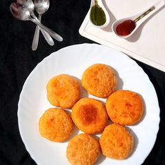 A picture of Macaroni Kachori.