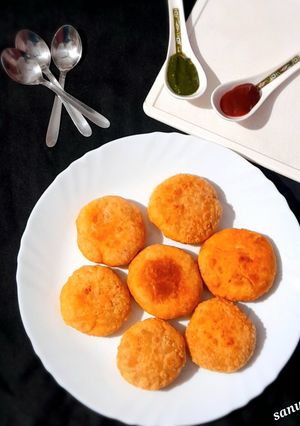 A picture of Macaroni Kachori.
