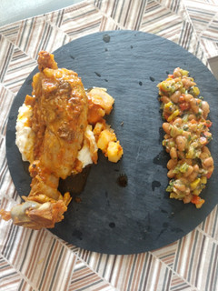 Una foto de Chamorros con puré de papa