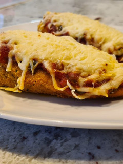 Una foto de Escalopines de pollo a la napolitana