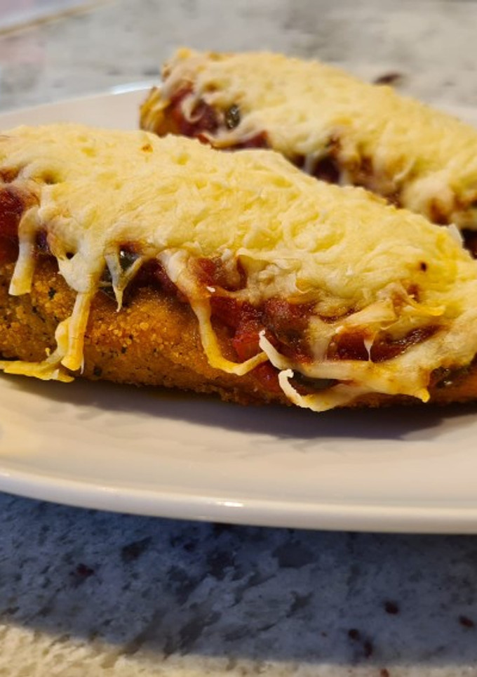 Una foto de Escalopines de pollo a la napolitana