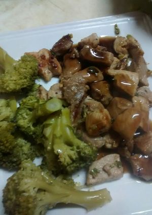 Una foto de Salteado de cerdo agridulce con brócoli y ensalada