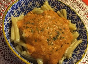 Una foto de Pasta en salsa pesto roja