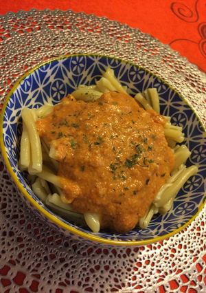 Una foto de Pasta en salsa pesto roja