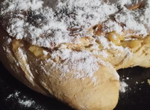 Una foto de Ensaimada rellena de crema pastelera!!