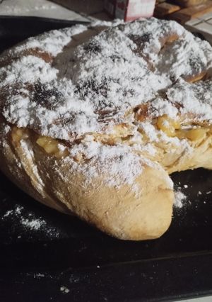 Una foto de Ensaimada rellena de crema pastelera!!