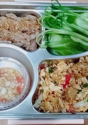 รูปของ ข้าวผัดไข่ (ใช้แป้งบะหมี่ไข่แทนข้าว) กินกับหมูคั่วน้ำปลา คีโต