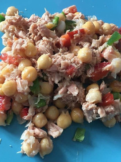 Una foto de Ensalada de garbanzos