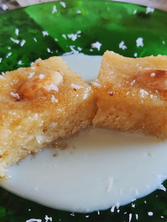 Una foto de Basbousa (pastelito de sémola y miel)