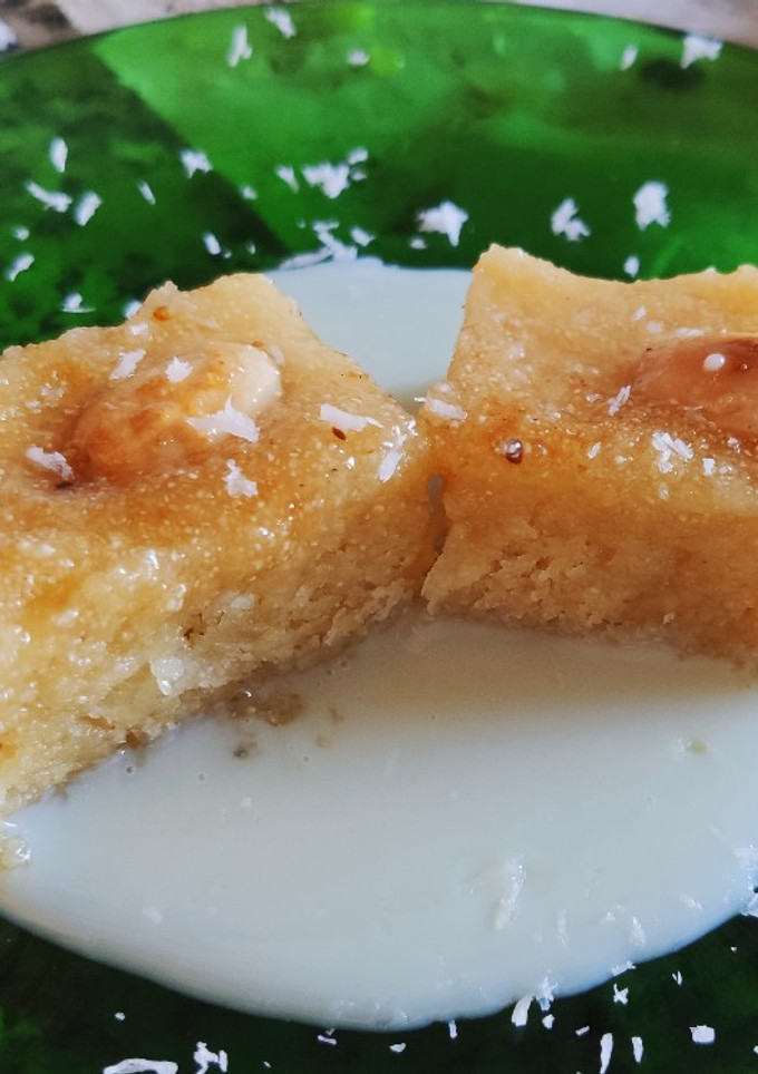 Una foto de Basbousa (pastelito de sémola y miel)