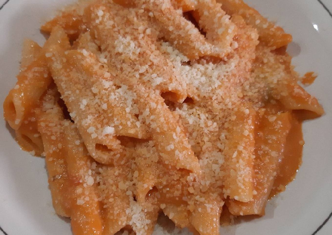 Pasta con queso y salsa de tomate