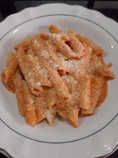 Una foto de Pasta con queso y salsa de tomate