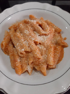 Una foto de Pasta con queso y salsa de tomate