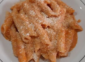 Una foto de Pasta con queso y salsa de tomate