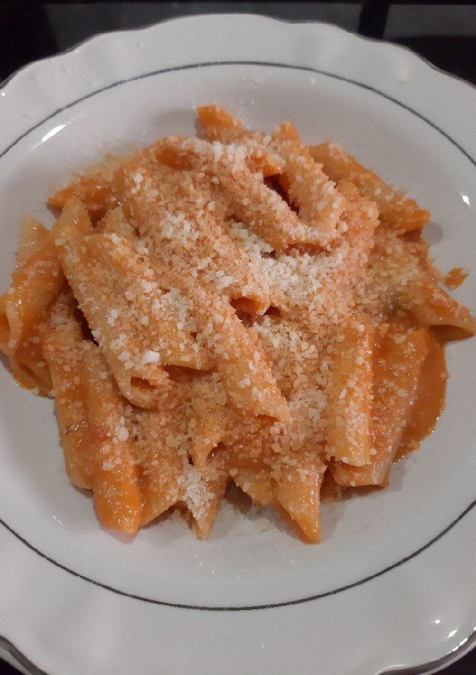 Una foto de Pasta con queso y salsa de tomate