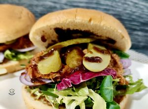 Una foto de "Burger" de pulled pork con salsa barbacoa y bourbon