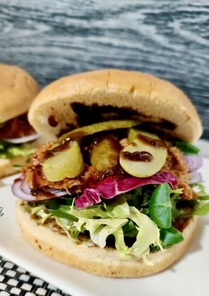Una foto de "Burger" de pulled pork con salsa barbacoa y bourbon