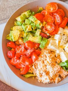 Una foto de Ensalada de garbanzos con salmón, queso fresco y fresas