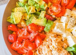Foto principal de Ensalada de garbanzos con salmón, queso fresco y fresas