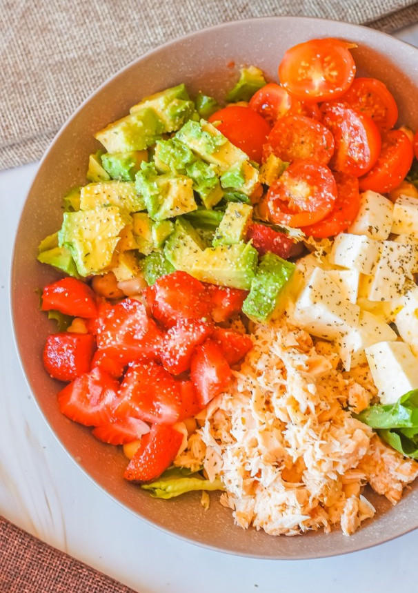 Una foto de Ensalada de garbanzos con salmón, queso fresco y fresas