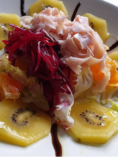 Una foto de Ensalada de Escarola, york, remolacha, mandarina y kiwi