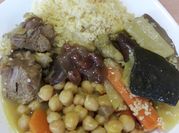 Una foto de couscous con carne