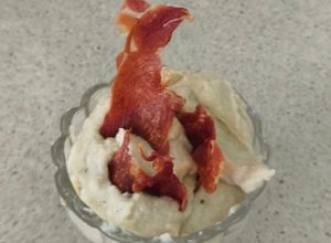 Una foto de Crema de nabo con chirivía y crujiente de jamón
