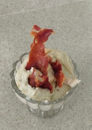 Una foto de Crema de nabo con chirivía y crujiente de jamón