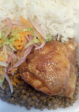 Una foto de Pollo a la olla con ensalada