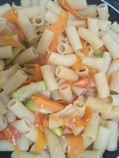 Una foto de Fideos con tomate y otras verduras