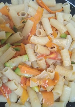 Una foto de Fideos con tomate y otras verduras