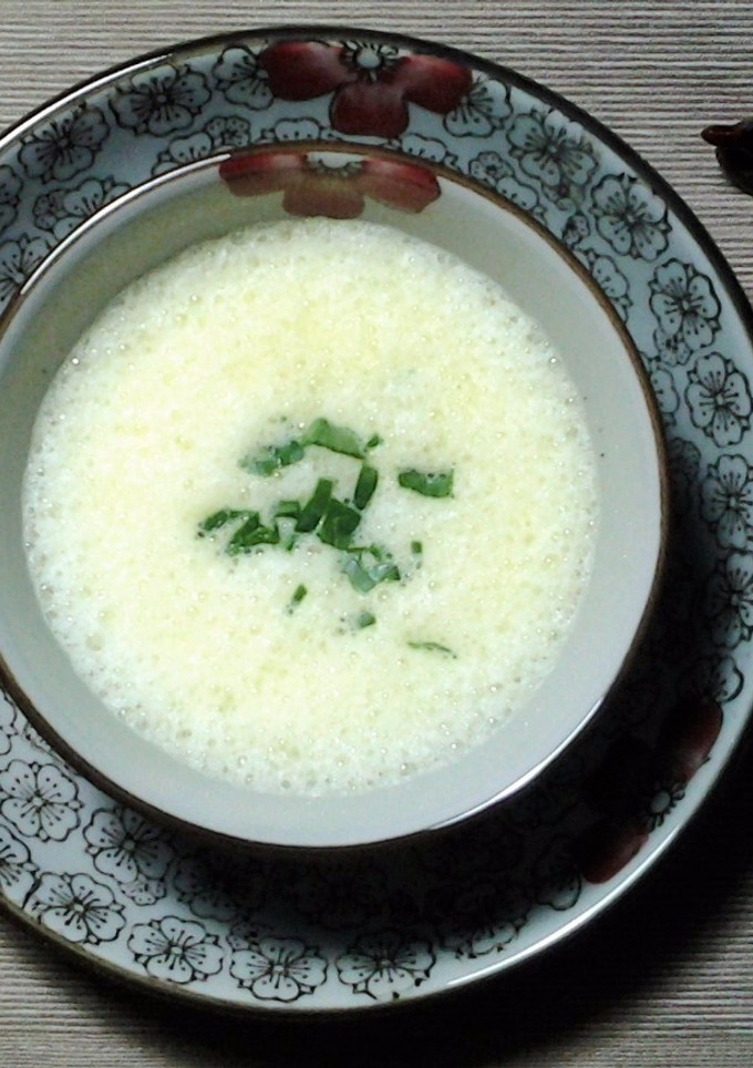 Una foto de Sopa fria de limón-avgolemono