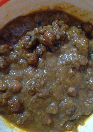 A picture of Kala chana / black chickpeas.
