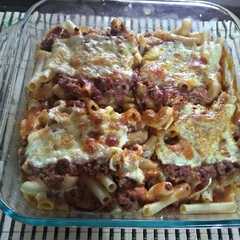 Una foto de Pasta corta boloñesa y queso