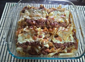 Una foto de Pasta corta boloñesa y queso