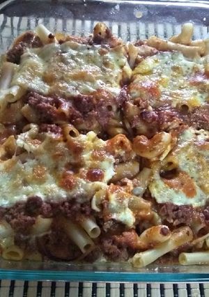 Una foto de Pasta corta boloñesa y queso