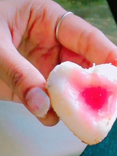 A picture of Nan khatai in strawberry flavour.