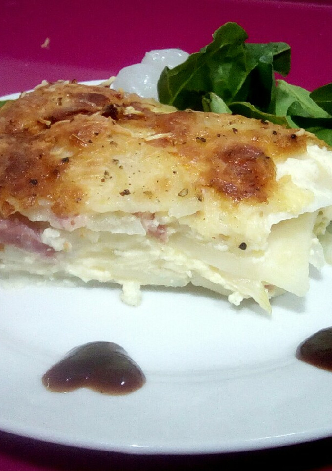 Foto principal de Pastel de patata, cebolla y bacon gratinado al horno