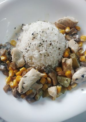 Tejszínes csirkeragu uborkával és gombával recept fotója