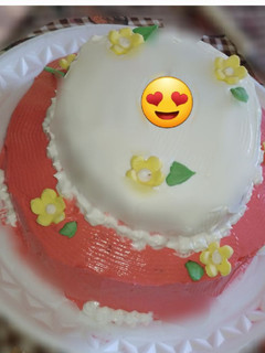 Una foto de Torta descorada con dulce de leche y durazno