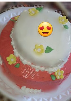 Una foto de Torta descorada con dulce de leche y durazno