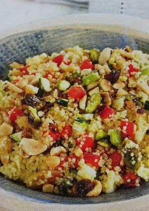 Una foto de Cuscús con verduras y frutos secos