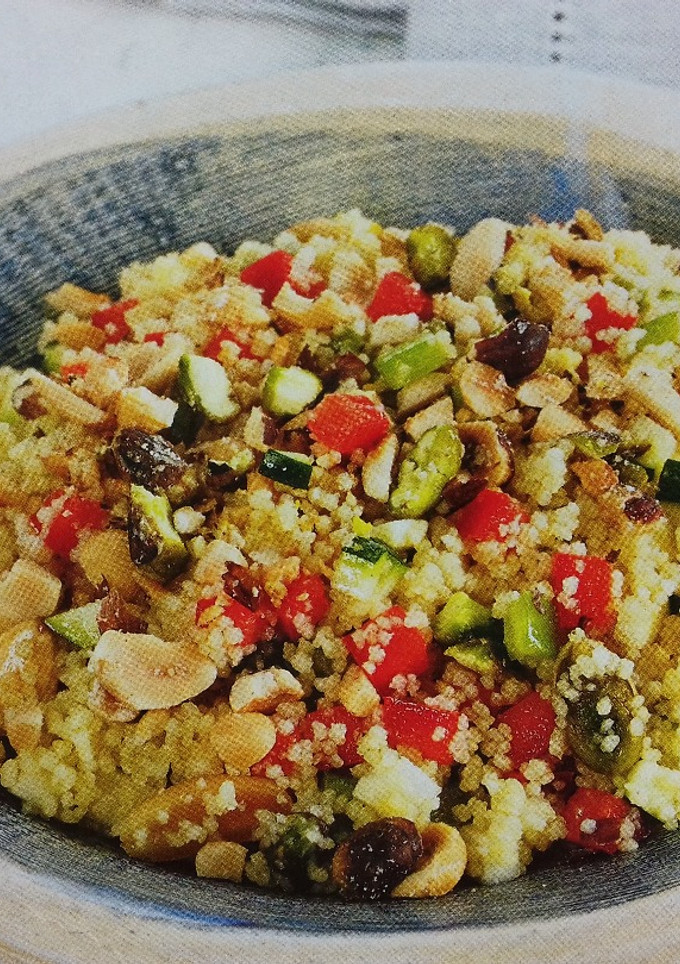 Una foto de Cuscús con verduras y frutos secos