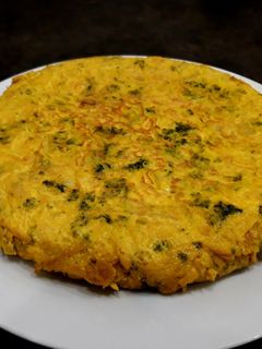 Una foto de Tortilla de kale, calabacín y patata