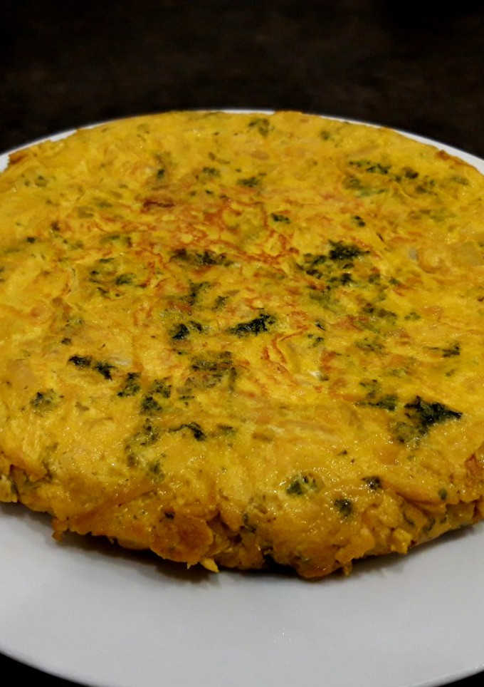 Una foto de Tortilla de kale, calabacín y patata