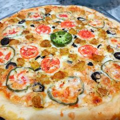 A picture of 🧀🫑cheesy pizza 🍅 🫒.