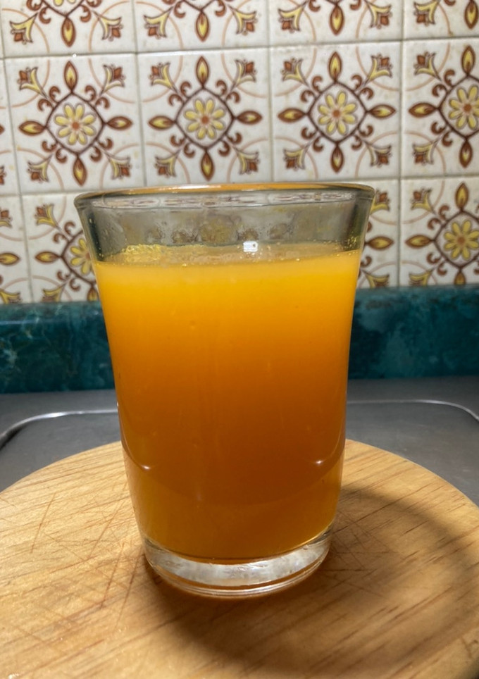 Una foto de Jugo 🥤 de Mandarina de mi patio más fresco y natural imposible