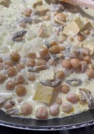 Foto de Tofu, Cogumelos e Grão de Bico com Natas